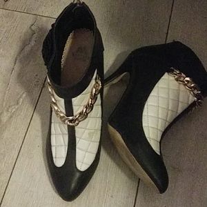 Black/white short boots